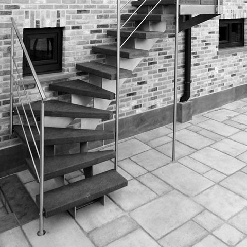 escalier extérieur en aluminium avec marches synthétiques