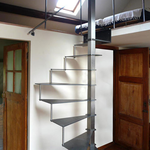 Petit escalier colimaçon en acier