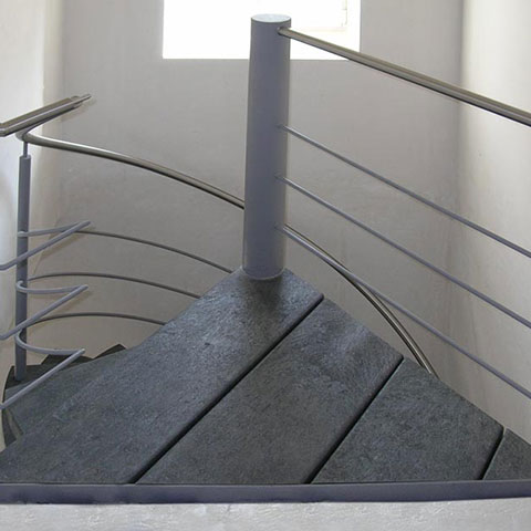 escalier colimaçon avec marches synthétiques