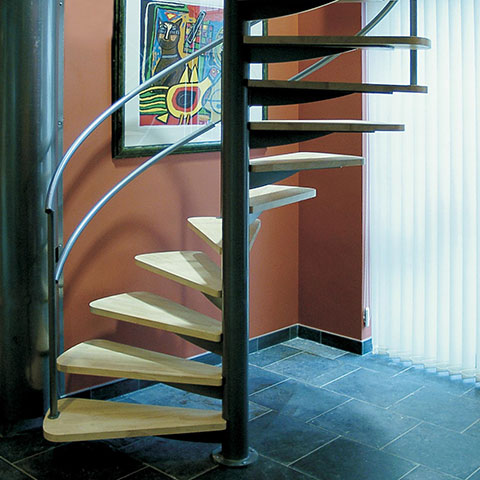 Escalier colimaçon marches bois