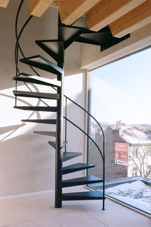 Zwarte Classic Spira spiltrap voor een grote glazen pui Matzwarte metalen spiltrap, model Classic van Spira, met een strak sil