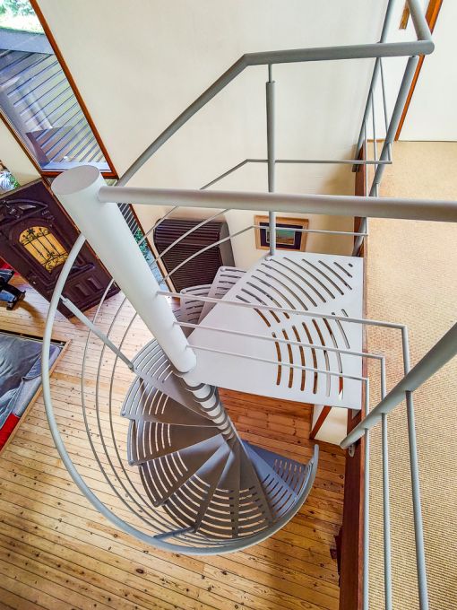 DUKE : escalier colimaçon en acier de grand diamètre
