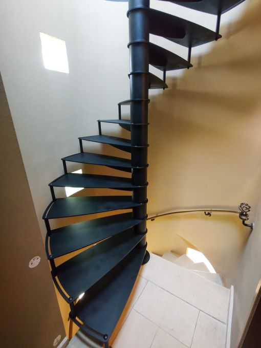 DUKE : escalier colimaçon en acier de grand diamètre