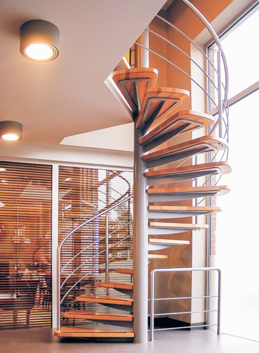 LOOP : escalier colimaçon acier bois à plan carré sur mesure