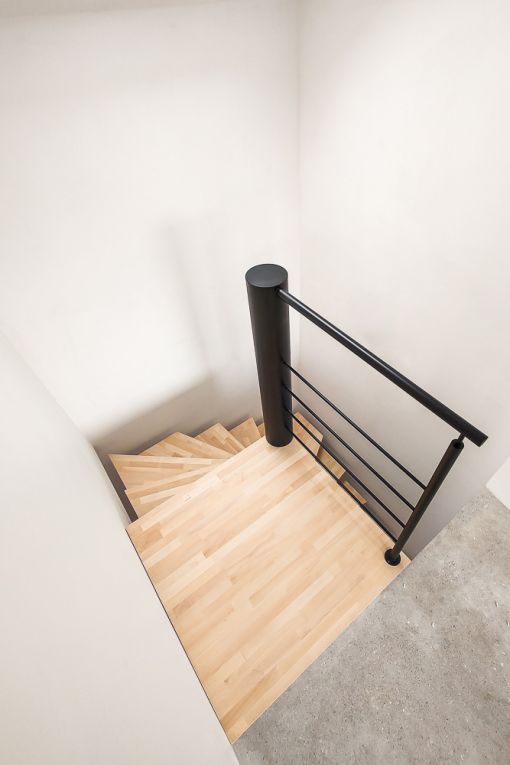 LOOP : escalier colimaçon acier bois à plan carré sur mesure