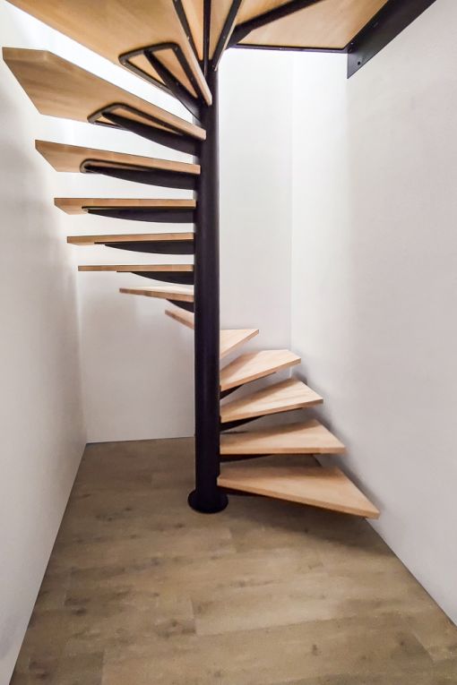 LOOP : escalier colimaçon acier bois à plan carré sur mesure