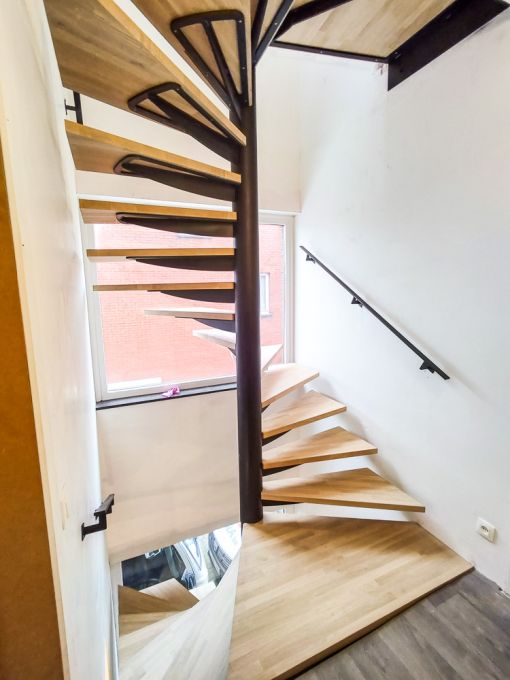 LOOP : escalier colimaçon acier bois à plan carré sur mesure