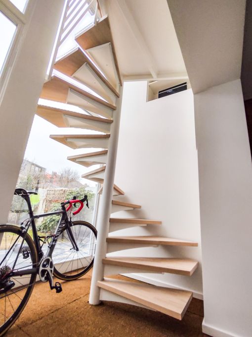 LOOP : escalier colimaçon acier bois à plan carré sur mesure