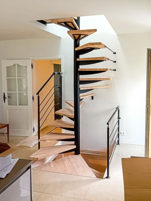 LOOP : escalier colimaçon acier bois à plan carré sur mesure