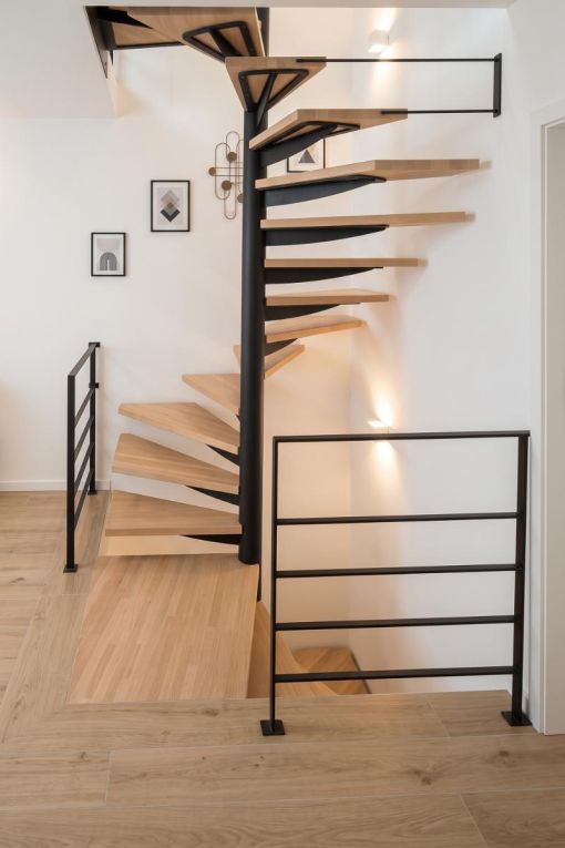 LOOP : escalier colimaçon acier bois à plan carré sur mesure LOOP : escalier colimaçon acier bois à plan carré sur mesure