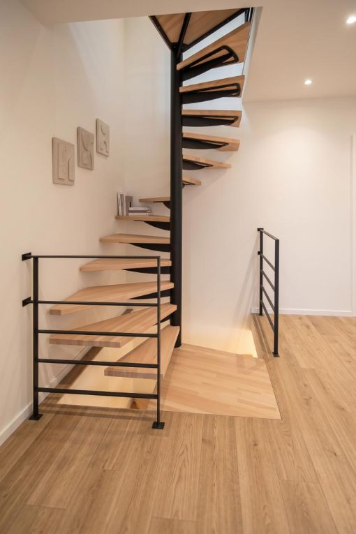 LOOP : escalier colimaçon acier bois à plan carré sur mesure LOOP : escalier colimaçon acier bois à plan carré sur mesure