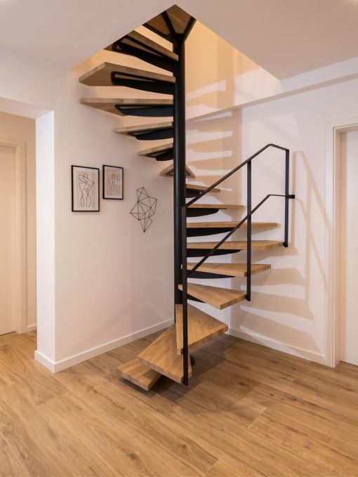 LOOP : escalier colimaçon acier bois à plan carré sur mesure LOOP : escalier colimaçon acier bois à plan carré sur mesure