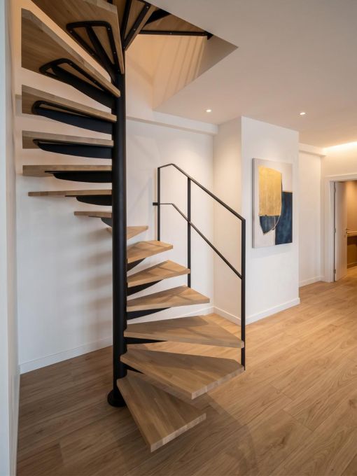 LOOP : escalier colimaçon acier bois à plan carré sur mesure LOOP : escalier colimaçon acier bois à plan carré sur mesure