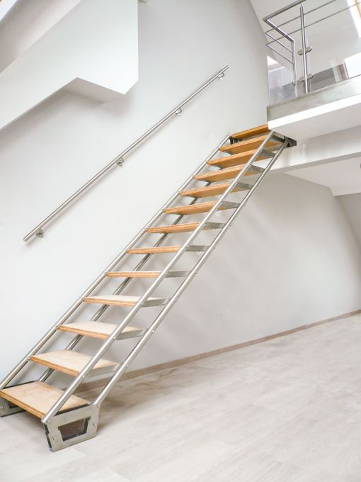 MOIRA XL : escalier droit design en inox qui structure votre espace