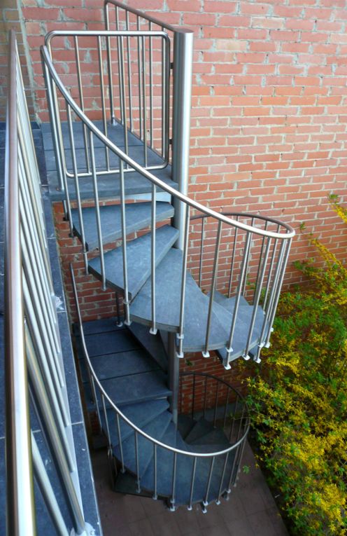 OUTINOX : escalier colimaçon en inox pour l’extérieur