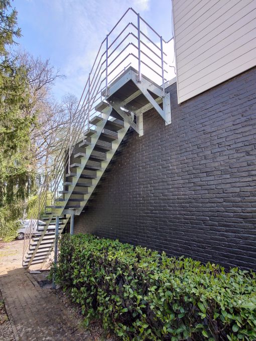 GRADE UP EXT : escalier extérieur design galvanisé et durable