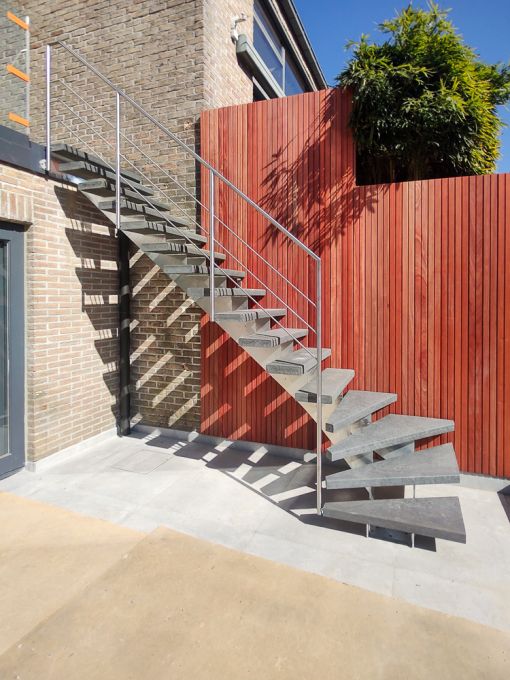 GRADE UP EXT : escalier extérieur design galvanisé et durable