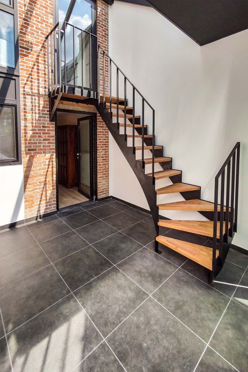 UP & DOWN : escalier intérieur design à double limon en acier