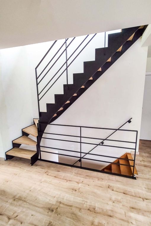 UP & DOWN : escalier intérieur design à double limon en acier