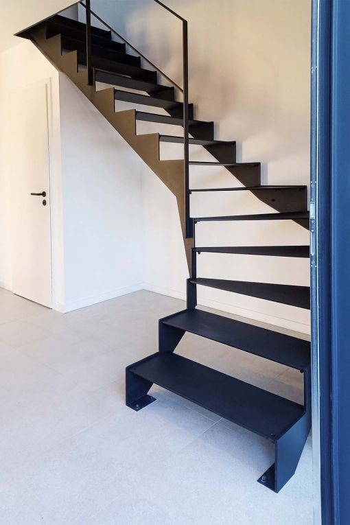 UP & DOWN : escalier intérieur design à double limon en acier