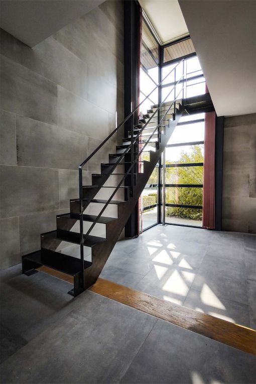 UP & DOWN : escalier intérieur design à double limon en acier