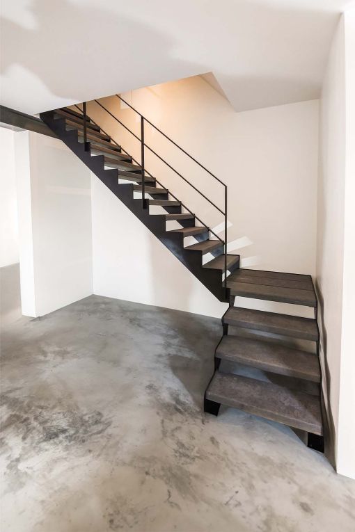 UP & DOWN : escalier intérieur design à double limon en acier