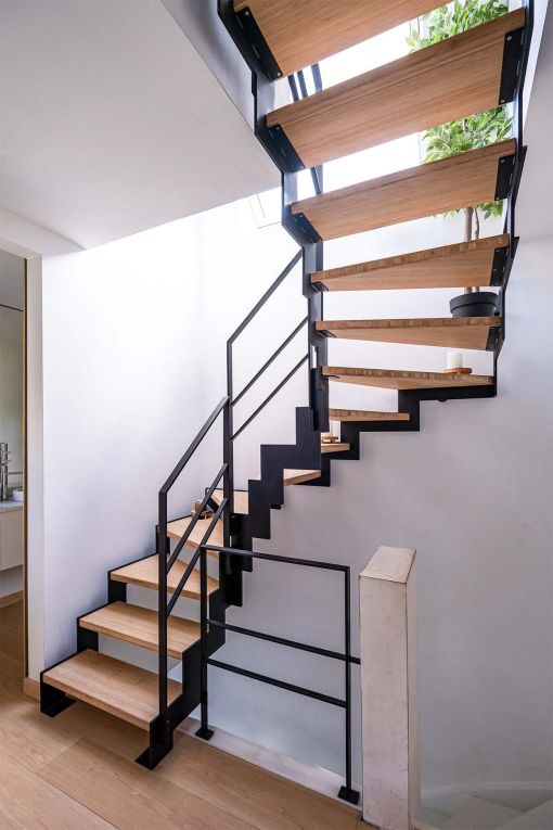 UP & DOWN : escalier intérieur design à double limon en acier