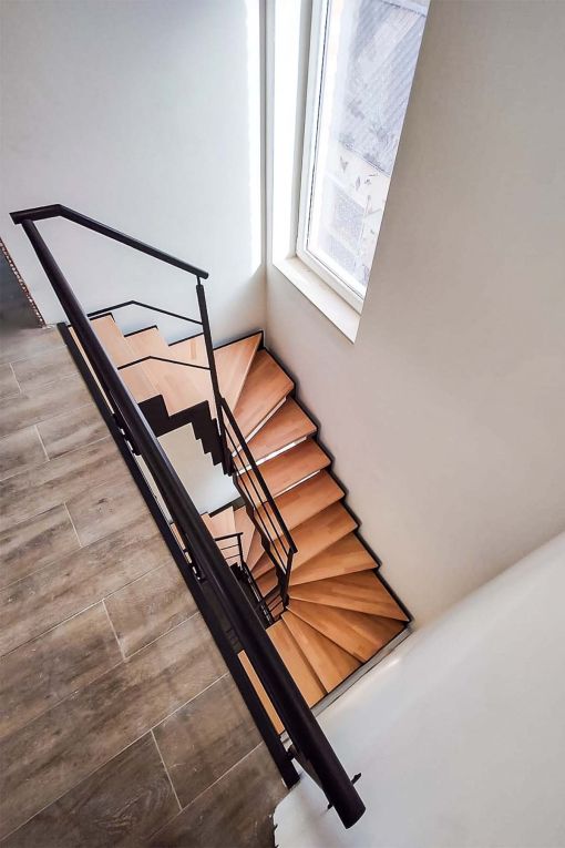 UP & DOWN : escalier intérieur design à double limon en acier