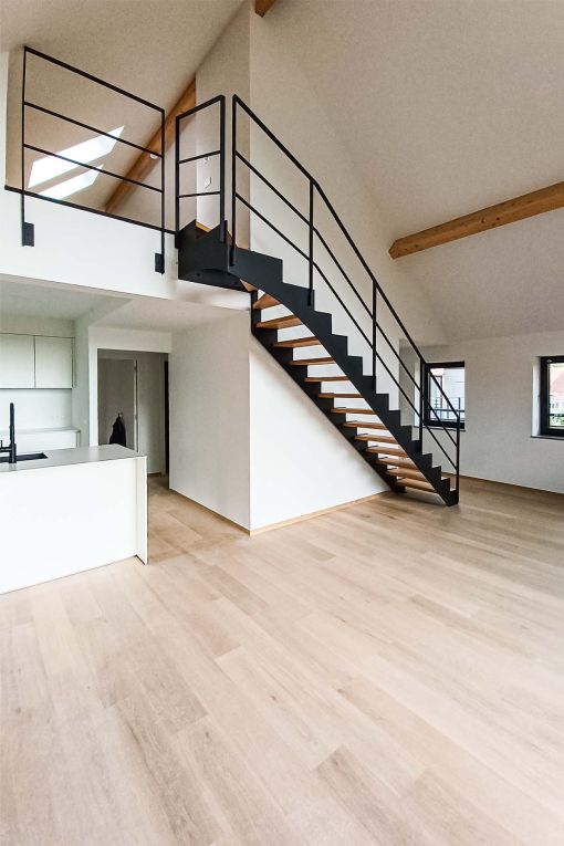 UP & DOWN : escalier intérieur design à double limon en acier