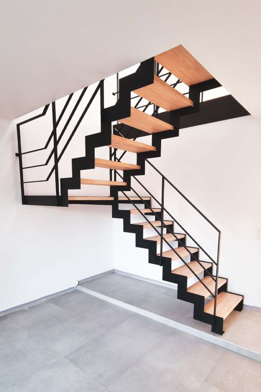 UP & DOWN : escalier intérieur design à double limon en acier