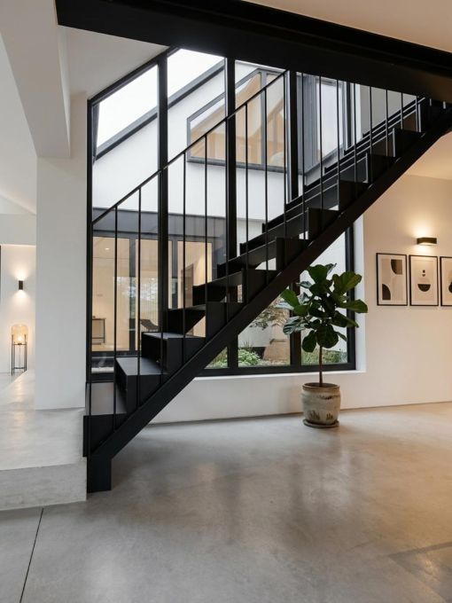 UP & DOWN : escalier intérieur design à double limon en acier