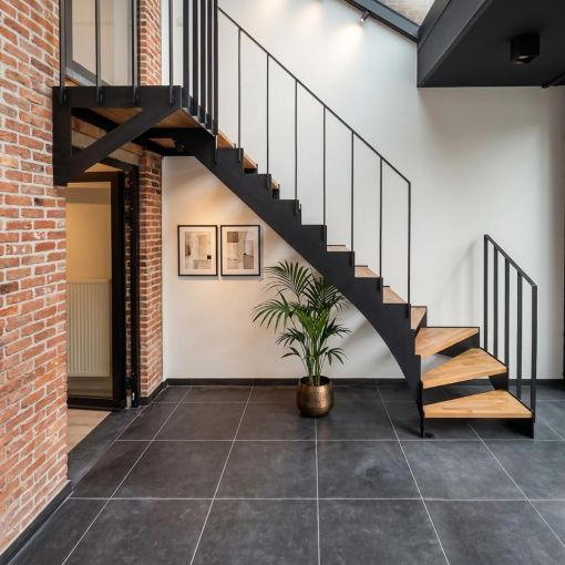 UP & DOWN : escalier intérieur design à double limon en acier