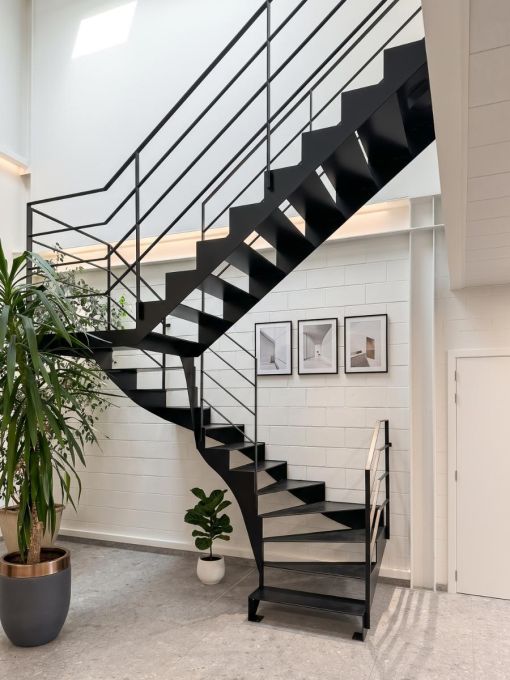UP & DOWN : escalier intérieur design à double limon en acier