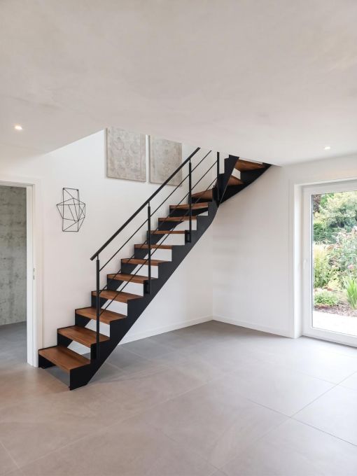UP & DOWN : escalier intérieur design à double limon en acier
