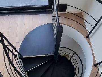 CIRCLE STEEL: Minimalistische stalen wenteltrap | SPIRA