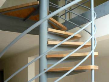 LOOP : escalier colimaçon avec marches bois.