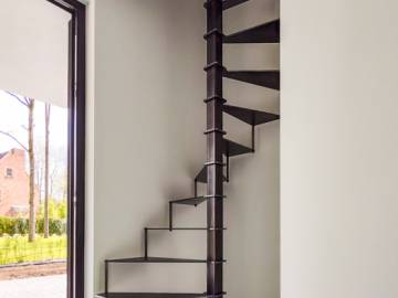 Steel Up: Stalen Wenteltrap – Minimalistisch Design voor Kleine Ruimtes | SPIRA