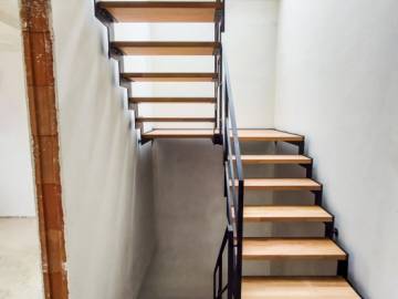 UP and DOWN: Designtrap in Metaal, Minimalistisch en Modern | SPIRA