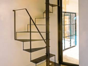 Steel Up : Escalier Colimaçon en Acier – Design Minimaliste | SPIRA