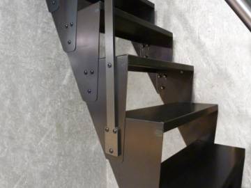 U-PIL: Compacte en Stapelbare Stalen Trap | SPIRA