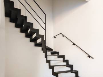 UP and DOWN: Designtrap in Metaal, Minimalistisch en Modern | SPIRA