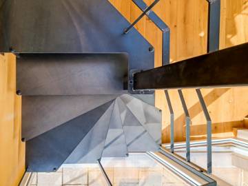 Steel Up: Stalen Wenteltrap – Minimalistisch Design voor Kleine Ruimtes | SPIRA