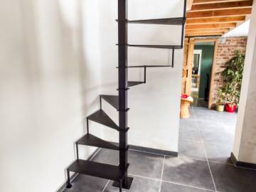 Steel Up: Stalen Wenteltrap – Minimalistisch Design voor Kleine Ruimtes | SPIRA