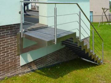 UP and DOWN EXT - buitentrap met zijbomen