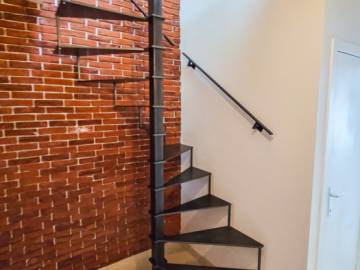 Steel Up: Stalen Wenteltrap – Minimalistisch Design voor Kleine Ruimtes | SPIRA