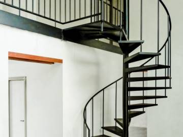 CLASSIC : Escalier colimaçon en tôle pliée, design minimaliste et robuste | SPIRA