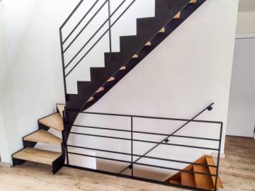 UP and DOWN: Designtrap in Metaal, Minimalistisch en Modern | SPIRA