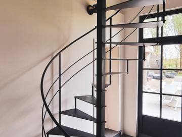 CIRCLE STEEL: Minimalistische stalen wenteltrap | SPIRA