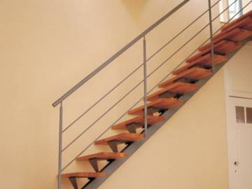 LOGI : Escalier design à limon central métallique, confort & sécurité | SPIRA