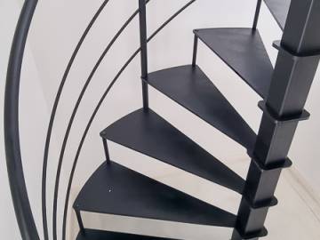 CIRCLE STEEL: Minimalistische stalen wenteltrap | SPIRA